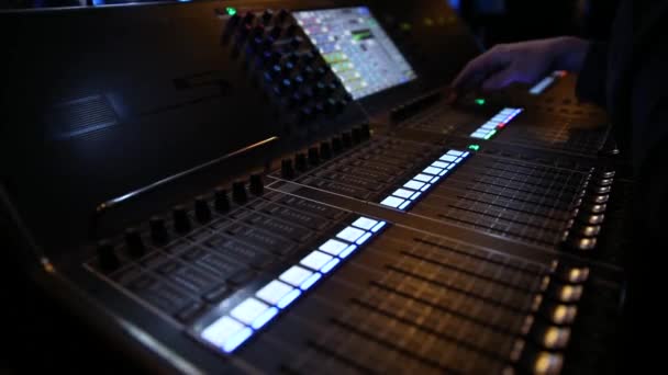 Console de contrôle sonore DJ pour mixer dance music dance party. Gros plan — Video