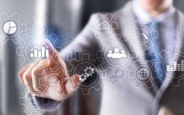 İş teknolojisi yönetimi ve iş akışı diyagramı için arka planda akış şeması olan dişliler ve simgelerle otomasyon.