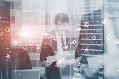 Diyagram otomasyon yeniliği. Ofisteki genç iş adamlarının geçmişine karşı..