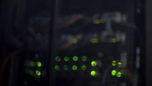 Wazig server bokeh knipperen groen led. — Stockvideo