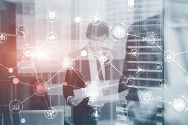 Çifte ilgi karışık medya. Hologram ekranında diyagram yapısı. Arka planda iş adamları ve modern şehir.