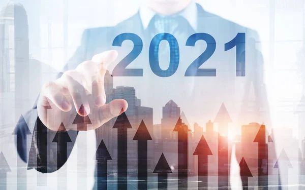 2021 년: 미래의 추상적 배경에 대한 화살표를 성장시키다. 사업 구상에 투자함. — 스톡 사진