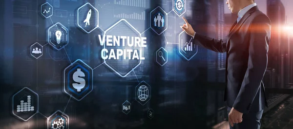 Risicokapitaal. Kapitaal van de investeerder. Zakenman drukt op virtuele scherminscriptie. — Stockfoto