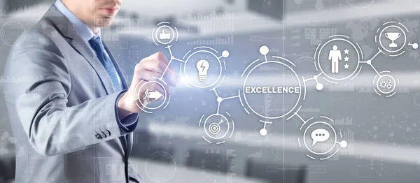 Concepto de Excelencia. Servicio de calidad. Empresario presionando la pantalla virtual Excellence. — Foto de Stock