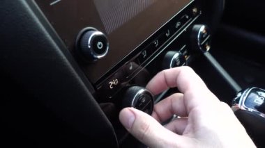 Arabadaki sıcaklık tüzüğü. Kapatın. Klima 2021.