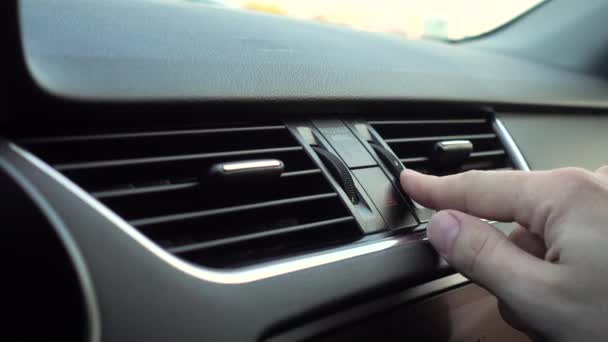 Закрийте вентиляцію в машині. Чоловік пальцем крупним планом . — стокове відео