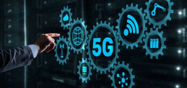 İş adamı sanal ekran 5G 'ye basıyor. Hızlı iletişim kavramı