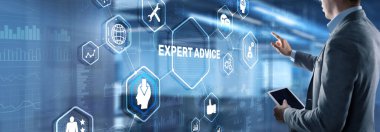 Uzman tavsiyesi. Sanal ekranda işadamı elle yazıya dokunuyor