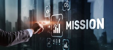 İş adamı sanal ekran görevine tıkladı