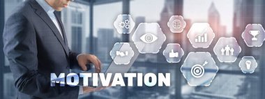 Motivasyon konsepti. Ceketli bir adam sanal ekran yazma motivasyonuna tıklıyor