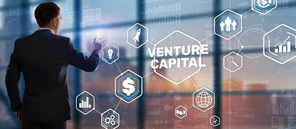 Empresário tocando dedo Venture Capital. Meios de comunicação mistos — Fotografia de Stock