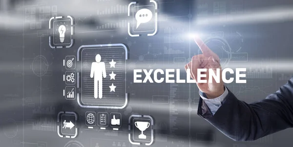Concept d'excellence. Service de qualité. Homme d'affaires appuyant sur l'écran virtuel Excellence — Photo