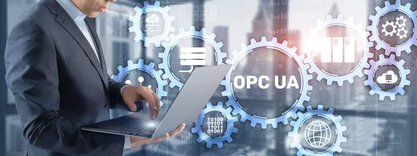 Geschäftsmann wählt OPC Unified Architecture. Datenübertragung in industriellen Netzwerken — Stockfoto