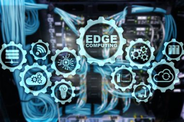 Modern sunucu odası arka planında EDGE bilgisayar. Kaynak yoğunlaştırılmış hesaplama hizmetleri için bilgi teknolojisi ve iş kavramı.