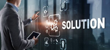 Çözüm. İş adamı dokunmatik ekran arayüzü yazım çözümlerine baskı yapıyor. İş konsepti. İnternet kavramı