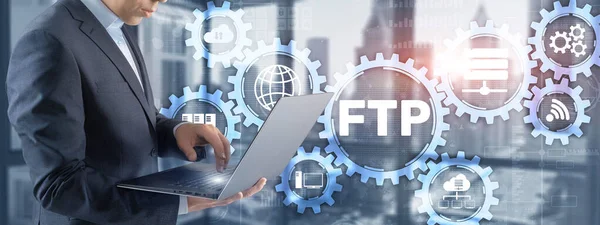 Geschäftsmann drückt Touchscreen-FTP. Blaues IT-Konzept — Stockfoto