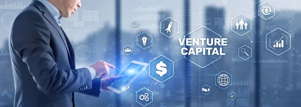 Zakenman die Venture Capital aanraakt. Gemengd medium — Stockfoto