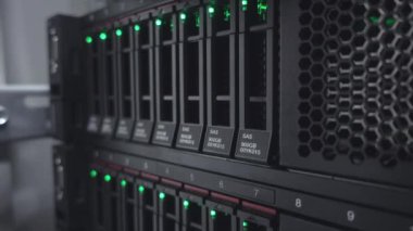 Chia Coin Şifreleme Çiftliği. Hard Drives 'de çalışıyorum. Büyük Yüksek Teknoloji Sunucu Veri Merkezi. Kavram 3.0