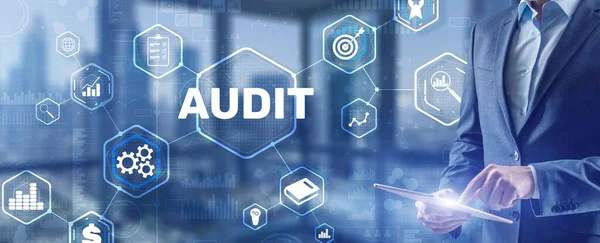 Audit Business Technology 와 인터넷 개념입니다. 손가락에 새겨진 글귀를 만지는 사업가 — 스톡 사진