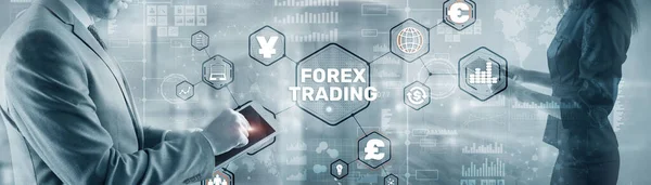 Бизнесмен касается пальца на виртуальном экране и выбирает Forex Trading — стоковое фото