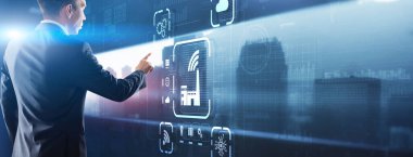 Akıllı endüstri kontrol kavramı. Adam sanal ekrana tıklıyor Akıllı endüstri