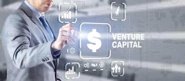 Capital de riesgo. Capital del inversor. Empresario presionando la inscripción de pantalla virtual — Foto de Stock