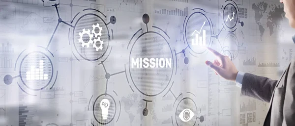 Podnikatel klikne na virtuální obrazovce Mission — Stock fotografie