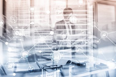 Çifte ilgi karışık medya. Hologram ekranında diyagram yapısı. Arka planda iş adamları ve modern şehir