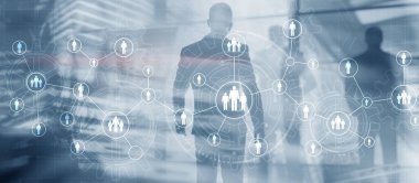 Takım çalışması. Modern bir ofis binasının arka planında vitesler ve insanlar