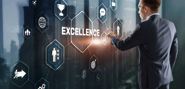 Excellentie concept. Kwaliteitsservice. Zakenman drukt op Excellence virtueel scherm — Stockfoto