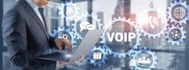 IP üzerinden ses kaydı. İş adamı İnternet Protokolü Üzerine Sanal Ekran Sesi 'ne basıyor