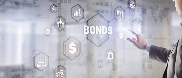 Empresario hace clic en enlaces de inscripción. Financiación de bonos Concepto de tecnología bancaria —  Fotos de Stock