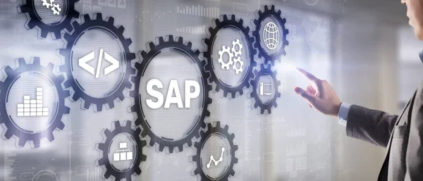 SAP System Software Automation Бізнесмен натискає віртуальну кнопку SAP — стокове фото