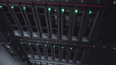 Büyük Yüksek Teknoloji HDD Sunucu Veri Merkezi. Chia madeni parası. Video gürültü içeriyor. Konsept 3