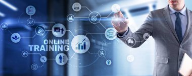 Çevrimiçi Eğitim konsepti. İş Eli OT yazıtlarına basıyor