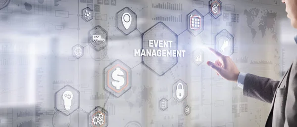 Zakenman die op het virtuele scherm drukt en Event Management selecteert — Stockfoto