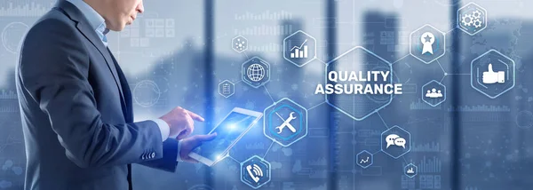 QA Businessman naciśnięcie przycisku zapewnienia jakości na ekranach wirtualnych — Zdjęcie stockowe