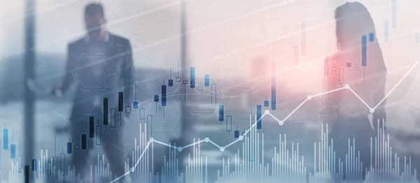 Comercio gráfico de velas y diagramas en borrosa oficina centro de fondo personas —  Fotos de Stock