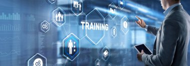 Eğitim konsepti. Dokunmatik ekran arayüzü yazısına basan iş adamı