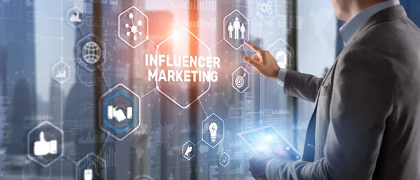 Mann klickt auf die Aufschrift INFLUENCER MARKETING — Stockfoto