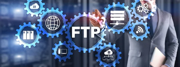 Zakenman drukt op touch screen FTP. Blauwe IT-concept — Stockfoto