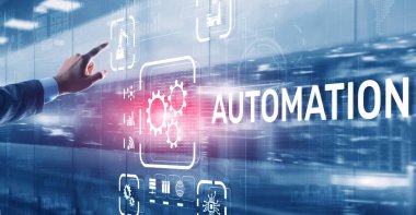Adam 3 boyutlu sanal ekran otomasyonuna tıklıyor. İş ve üretim süreçlerinin optimizasyonu
