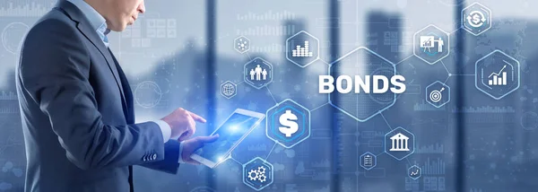Бизнесмен кликает по надписным облигациям. Концепция Bond Finance Banking Technology — стоковое фото