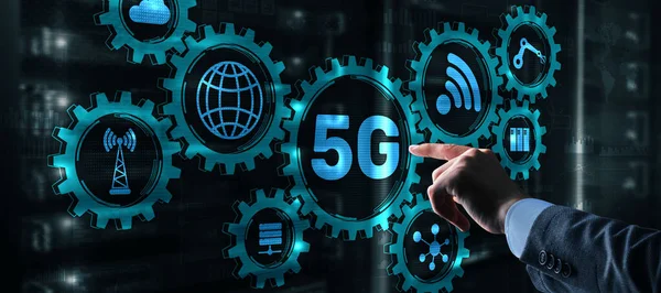 Бизнесмен нажимает на виртуальный экран 5G. Быстрая коммуникация — стоковое фото