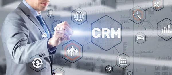 Concepto de sistema de gestión de relaciones con clientes. Empresario tocando dedo CRM — Foto de Stock
