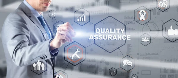 Sanal ekranlarda Kalite Güvence düğmesine basan QA İş Adamı