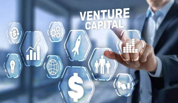 Üzletember válassza VENTURE CAPITAL virtuális képernyőn — Stock Fotó
