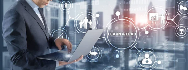 Lernen und führen. Geschäftsmann drückt Hand auf die virtuelle Bildschirminschrift — Stockfoto