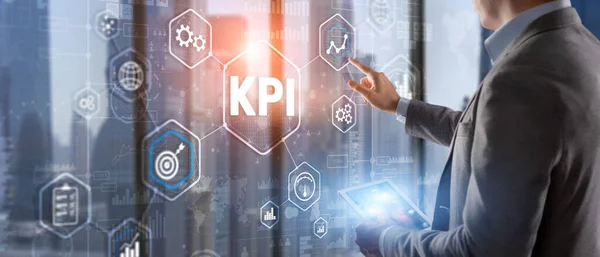 Indicador de rendimiento clave. KPI. Empresario ofrece la concepción de éxito KPI — Foto de Stock