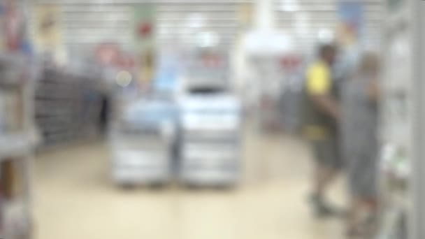 Wiersze w supermarkecie. Zamazane osoby spacerujące w supermarkecie z koszykiem. — Wideo stockowe